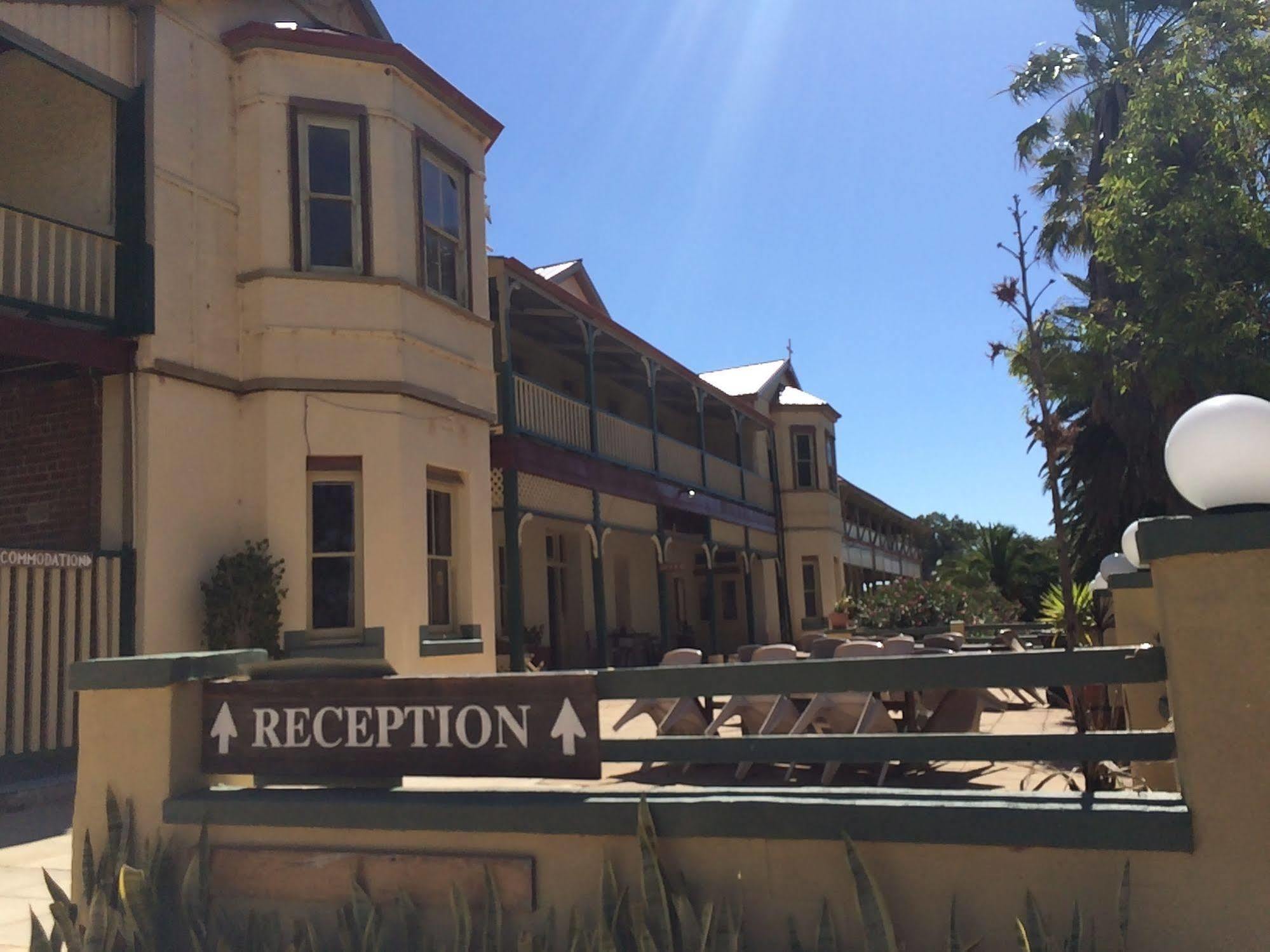 The Priory Hotel Dongara Buitenkant foto
